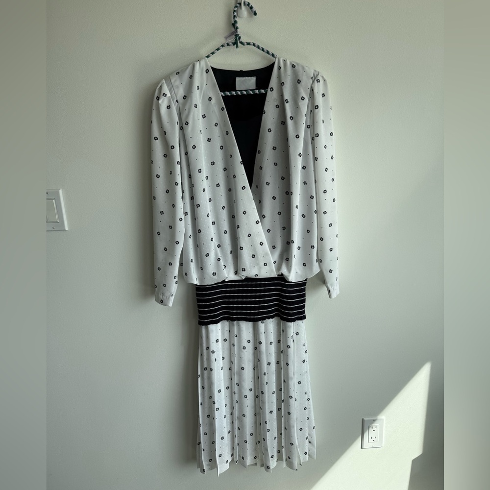 Vintage drop waist dress
Fits as a medium IMO